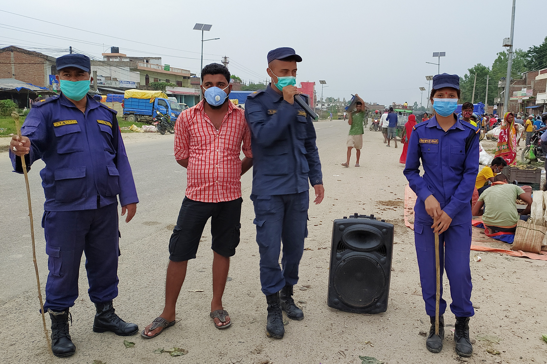 माक्स वितरण गरेको फोटो (17)