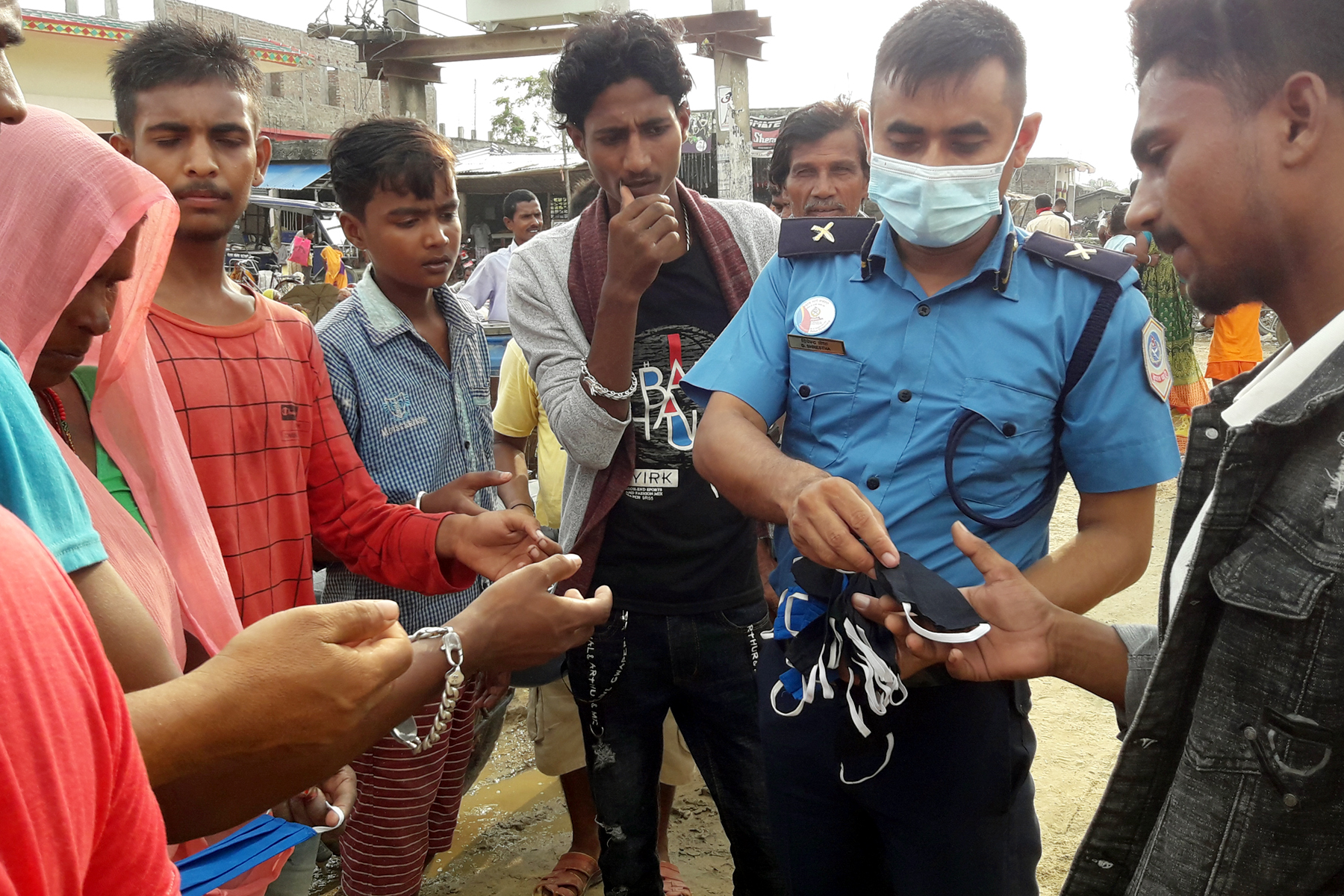 माक्स वितरण गरेको फोटो (24)