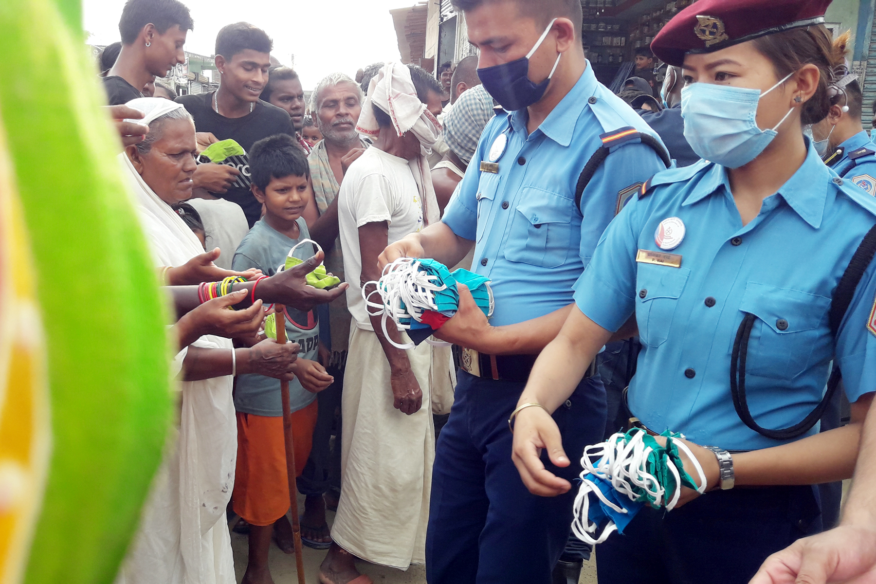 माक्स वितरण गरेको फोटो (25)
