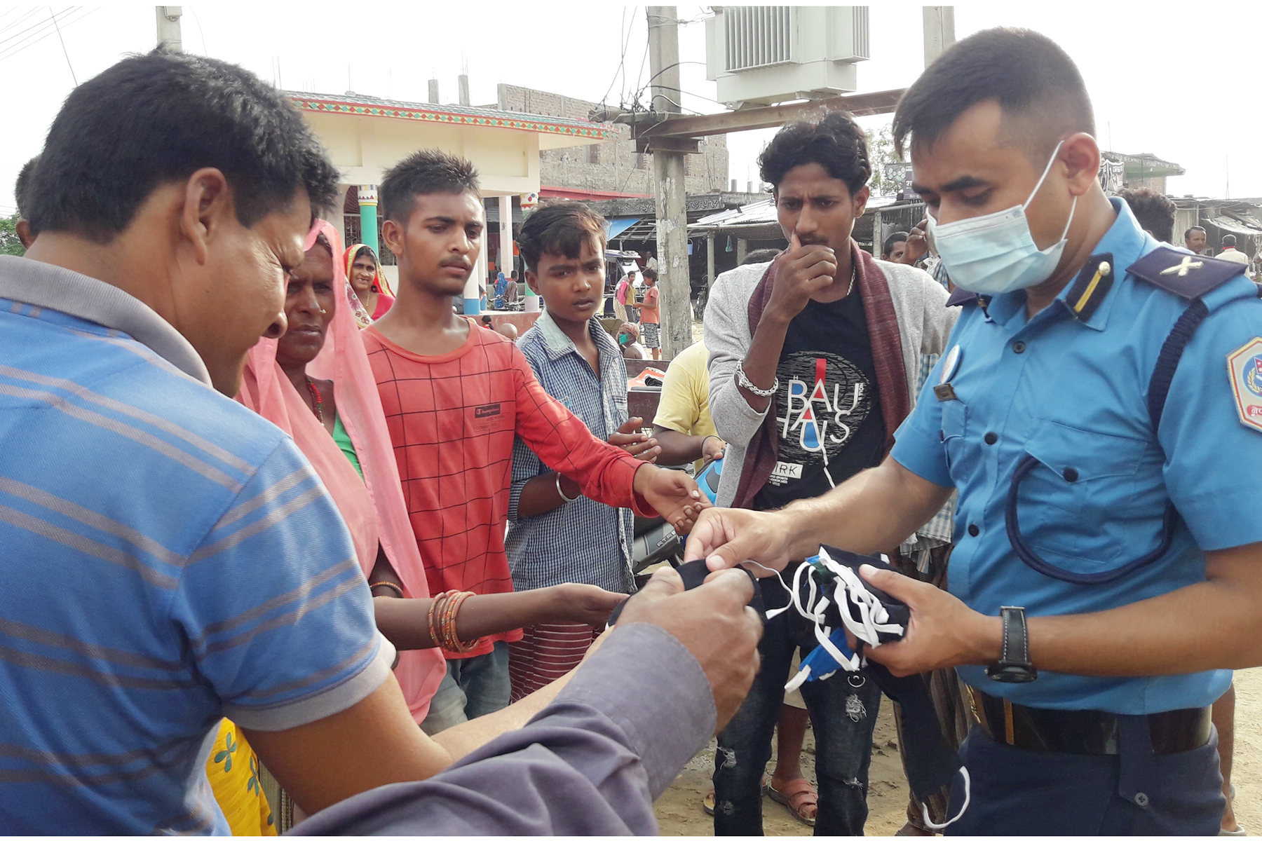 माक्स वितरण गरेको फोटो (8)